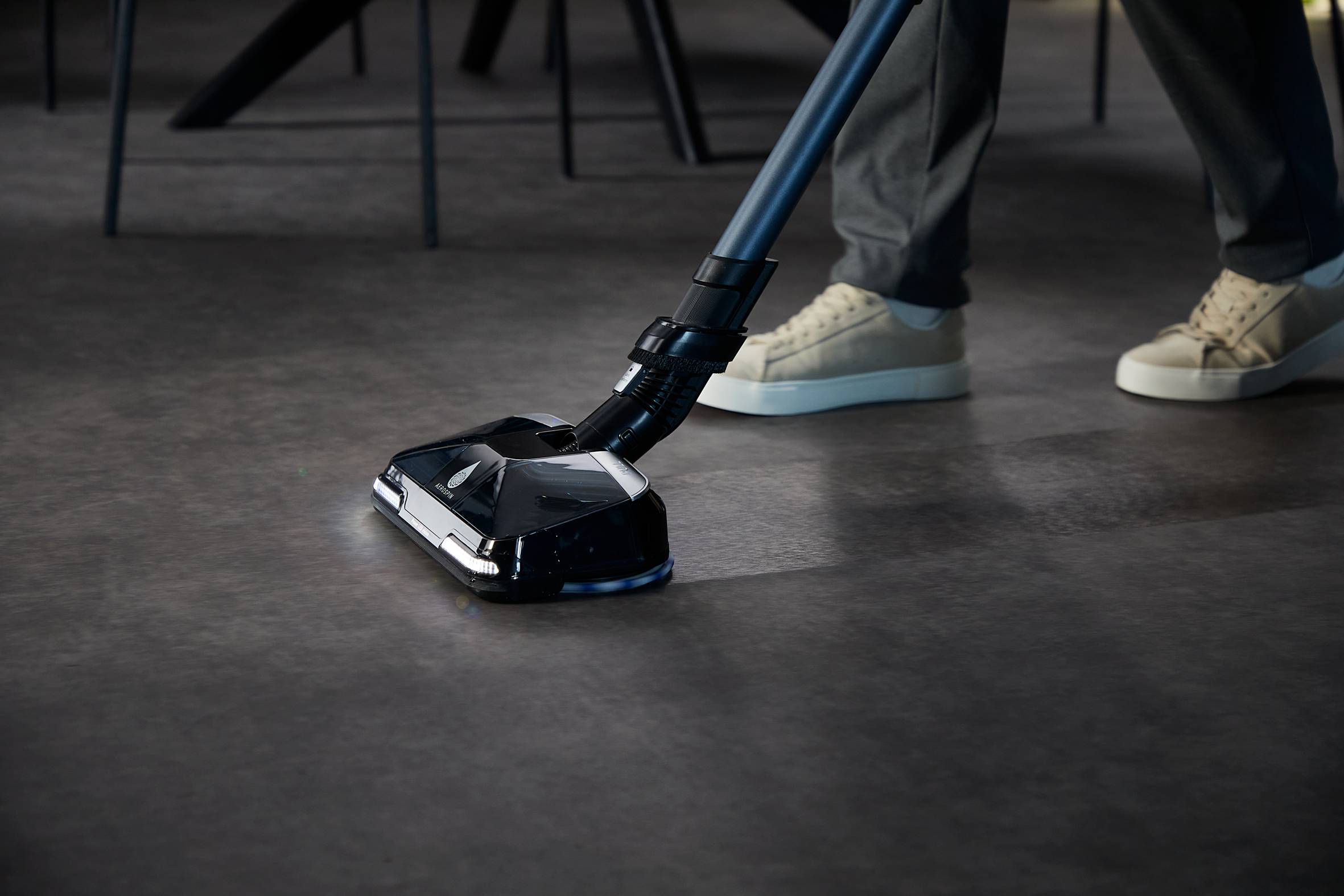 Person reinigt mit Rowenta X-Force Flex Aerospin Akkustaubsauger