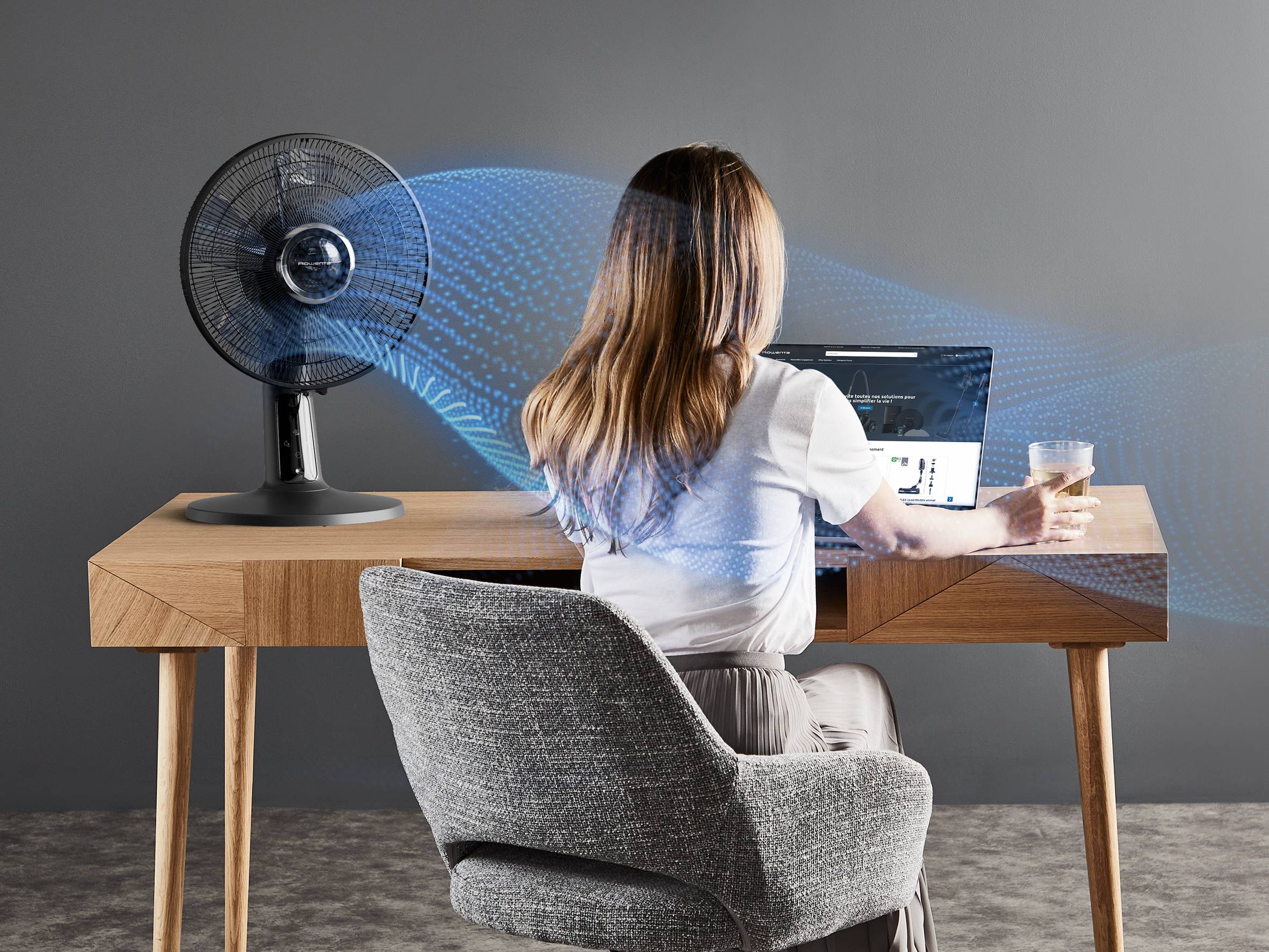 Rowenta Tischventilator kühlt im Arbeitszimmer